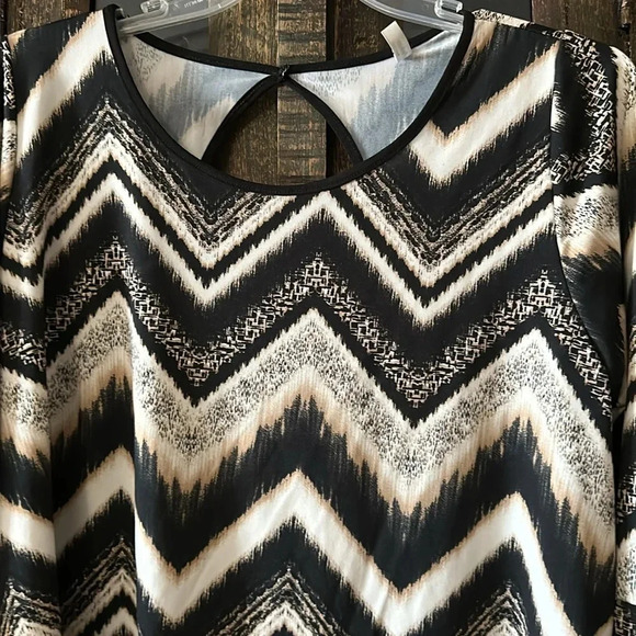 3/4 Bell Sleeve Dressy Chevron Blouse Aria Fashion 2x - Picture 2 of 3